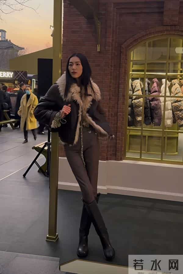 刘雯皮衣配皮靴，大长腿逆天！