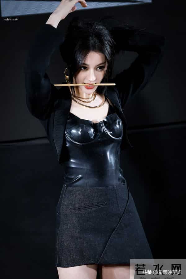 热巴皮衣小短裙真好看