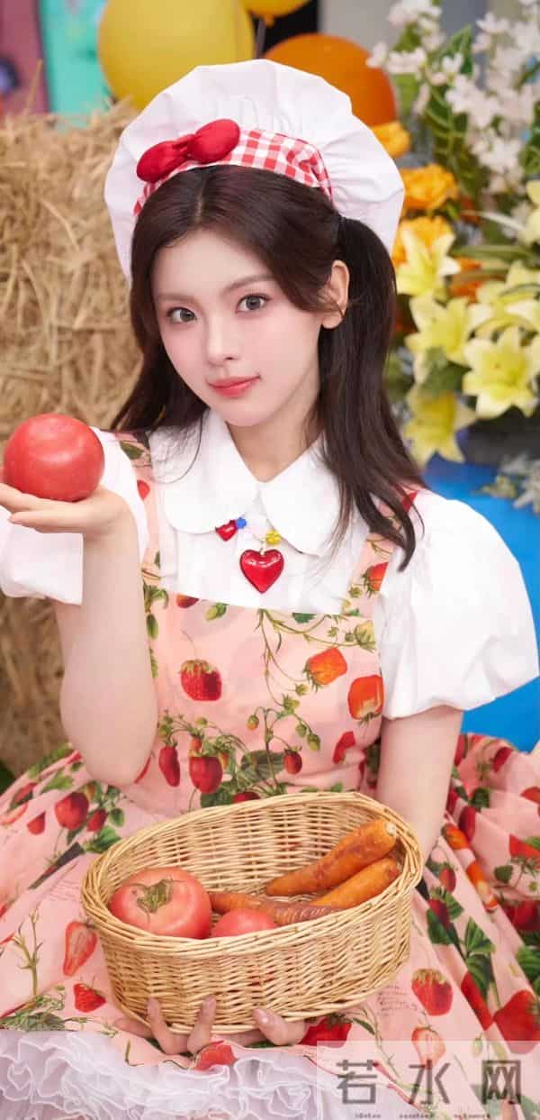 杨超越,美厨娘和她的蔬菜合影啦!这身穿搭氛围感绝啦!