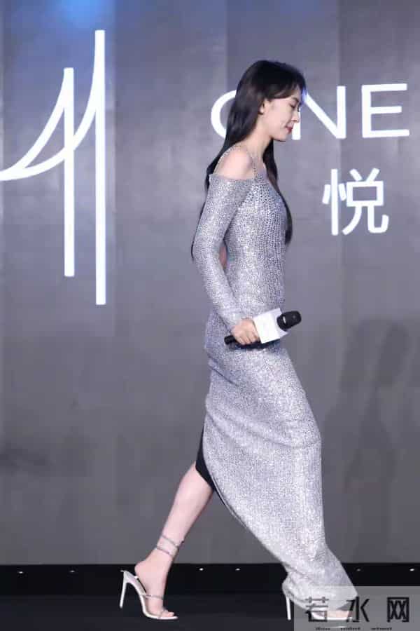 童瑶活动现场脚踩高跟，真是女神级别