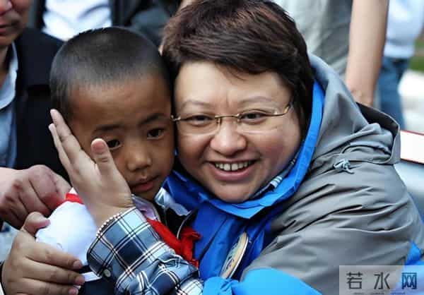 真慈善不怕火光照：香港大埔大火，韩红的 1000 万打了多少黑粉的脸