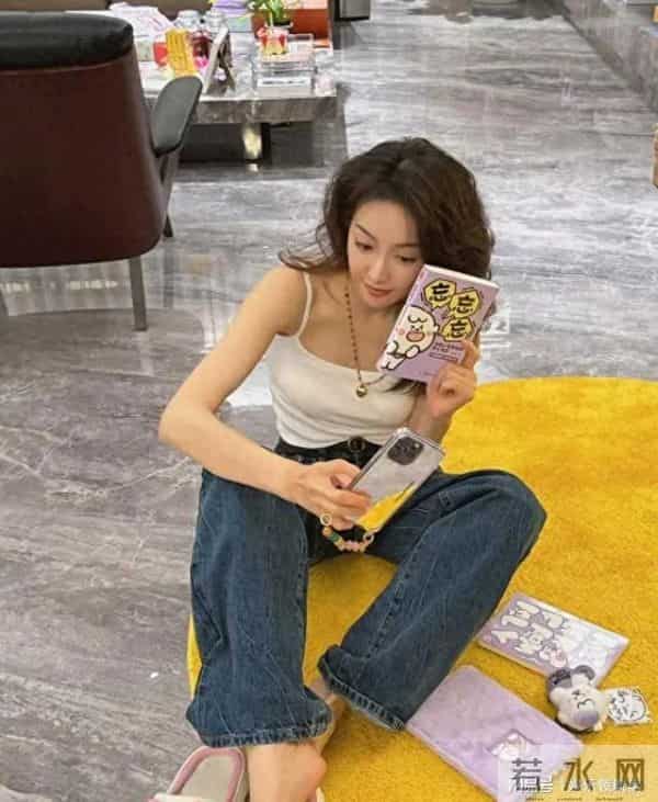 宋茜白富美，吊带背心露御姐脚丫，松弛感爆棚超性感？