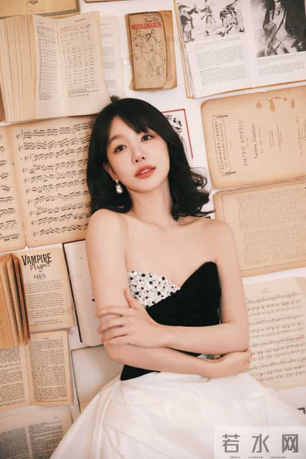 条纹椅撒娇：徐梦洁蓬蓬裙侧头笑