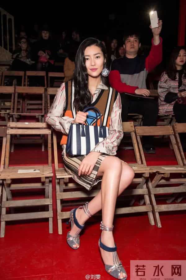 国际超模刘雯逆天大长腿好夸张！魔鬼身材性感火辣