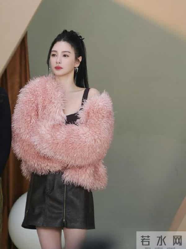 张雨绮终于换风格！穿粉色皮草+皮短裙，减龄又高级！