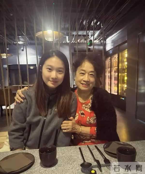 马伊琍女儿分享近照，戴外婆织的围巾五官像文章，自做饼干手艺好