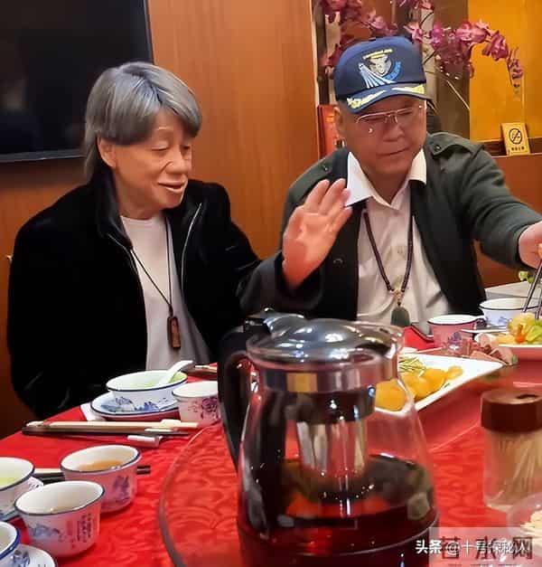 “陈真”梁小龙：定居成都当老板，77岁身手矫健，儿女双全很幸福