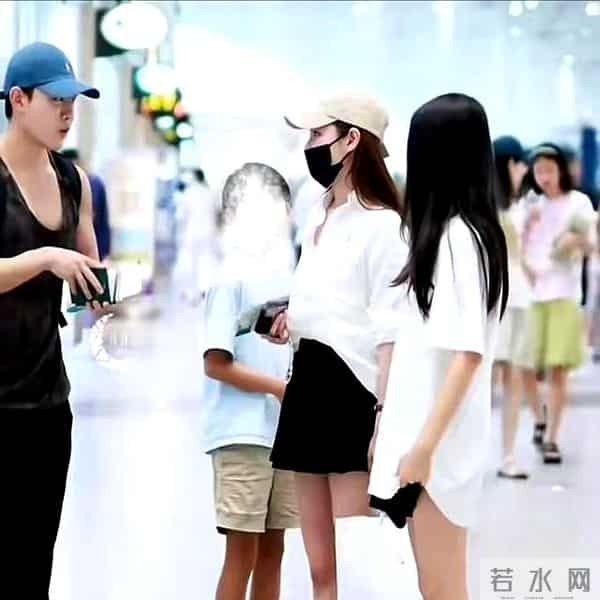 马筱梅带小玥儿现身机场，看到孩子现状，网友直呼比大s会带娃