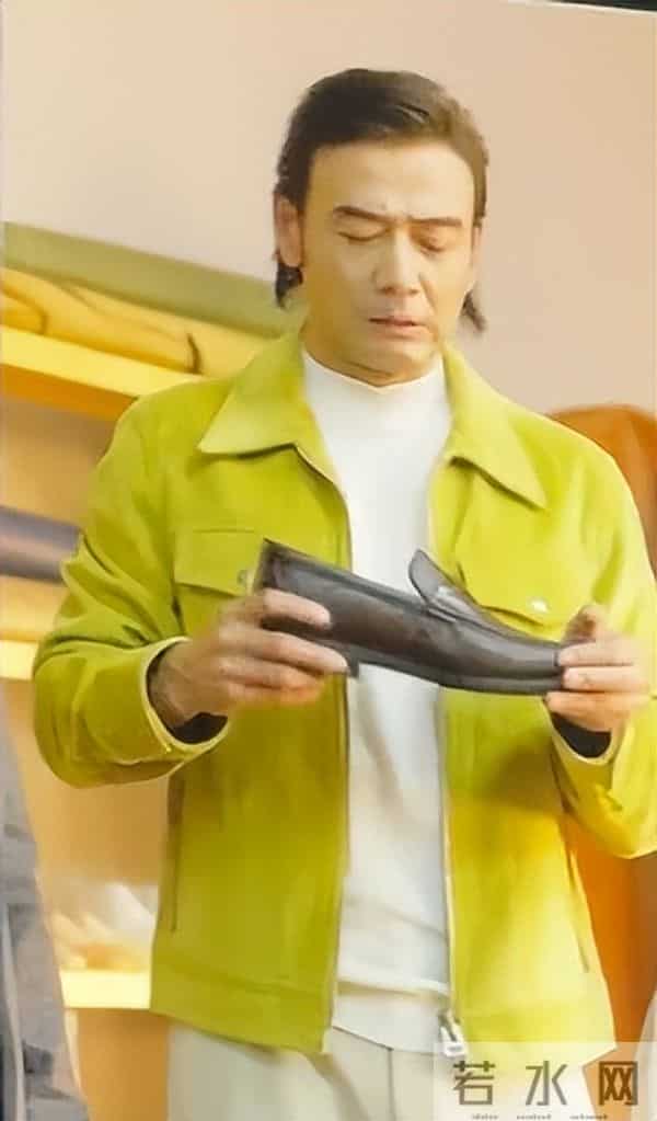 42岁杨烁断崖衰老，生图下脸黑皮松肉垮，走路弯腰驼背没霸总气场