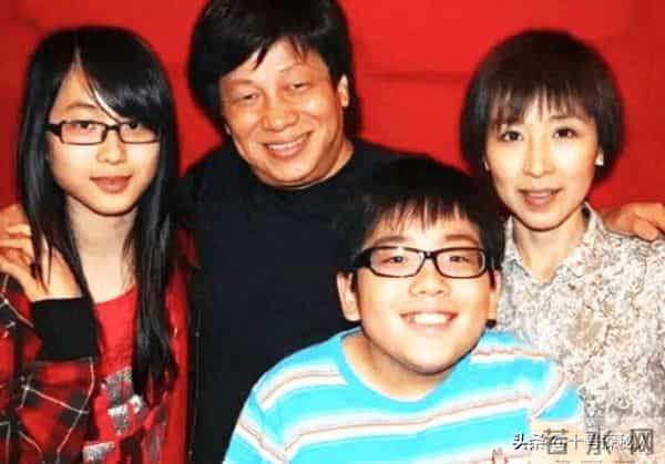 “陈真”梁小龙：定居成都当老板，77岁身手矫健，儿女双全很幸福