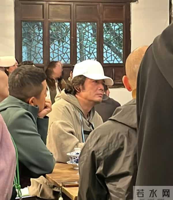 42岁杨烁断崖衰老，生图下脸黑皮松肉垮，走路弯腰驼背没霸总气场