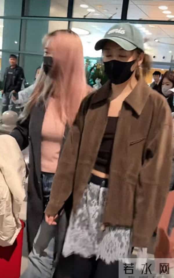 陈梦抵达厦门机场，麂皮棕外套配棒球帽，又飒又美
