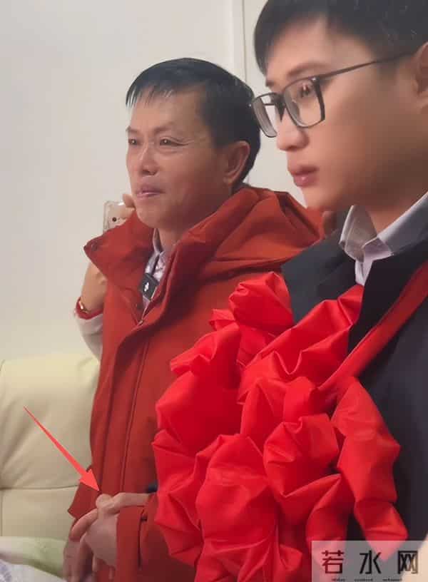 梁志辉露面了！五官随妈妈长相神似弟弟，80岁奶奶挤进人群送红包