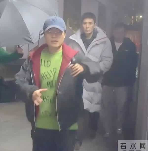 惊！47岁刘烨重庆现身，身形高挑超纤瘦，脸嫩得不像中年大叔！