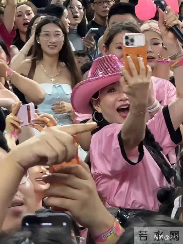 网友新加坡偶遇钟丽缇！粉衣闪帽少女感拉满，活力性格超圈粉