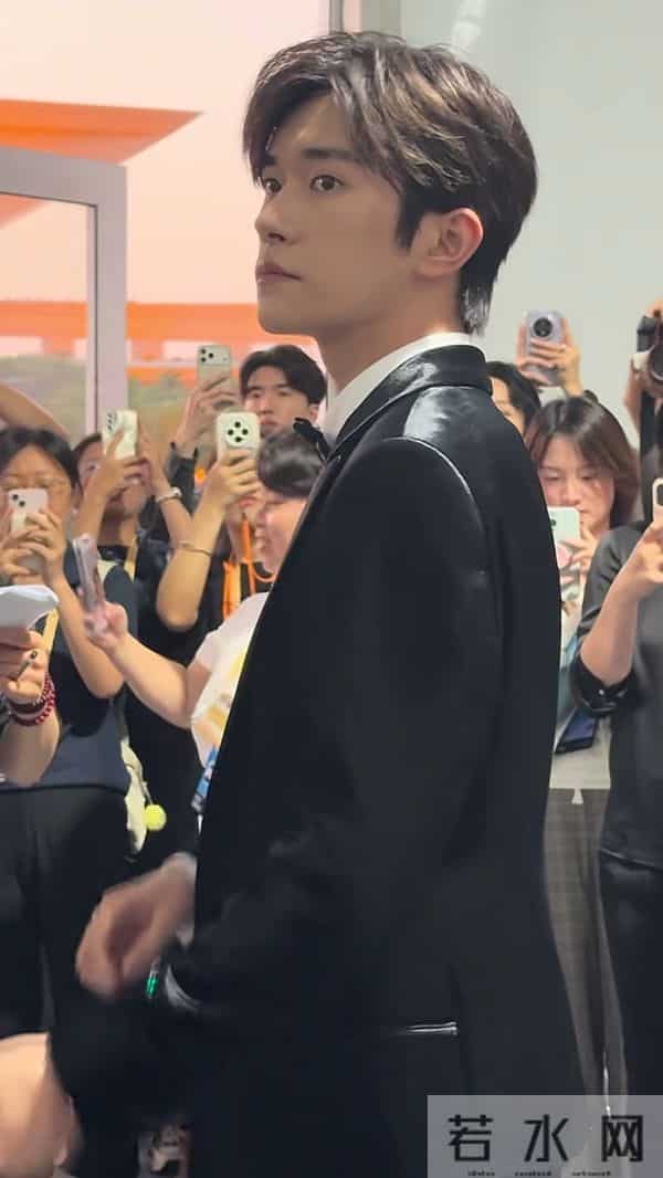 易烊千玺抬头的那一瞬间，好像看到了星爷的影子，一样的孤独感