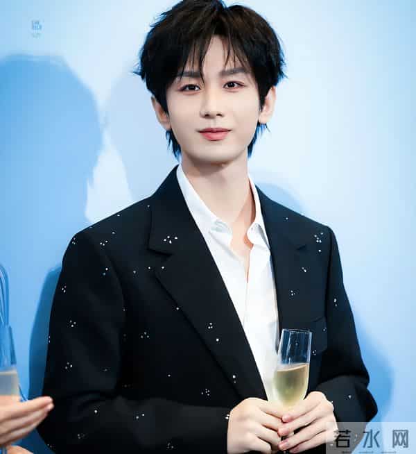 知名男星突发意外!威亚失控后脑勺被撞，当场倒地不起，细节曝光