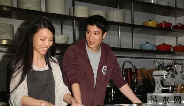 李靓蕾参加邱泽许玮甯婚礼，久违亮相打扮火辣，被吐槽面相都变了