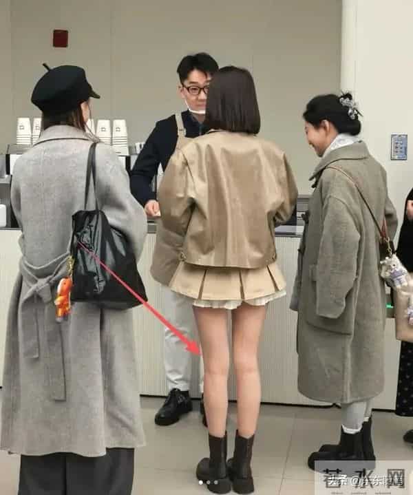 颖儿手机店被偶遇，生图皮松肉垮还歪嘴，穿超短裙腿白嫩还修长