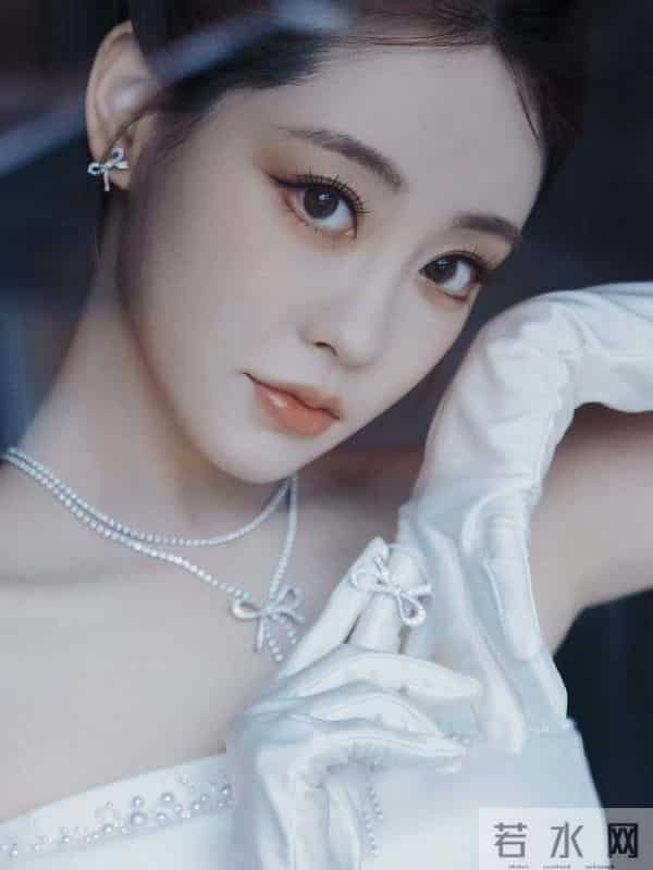 祝绪丹白色抹胸裙