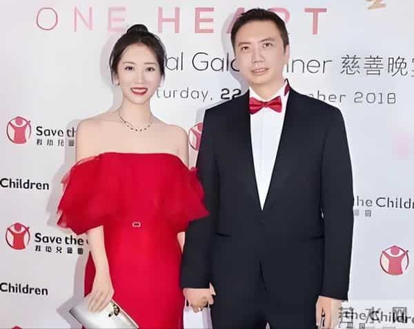 李念带3个孩子去美国，给13岁女儿买打折裙子，三代人同住大别墅