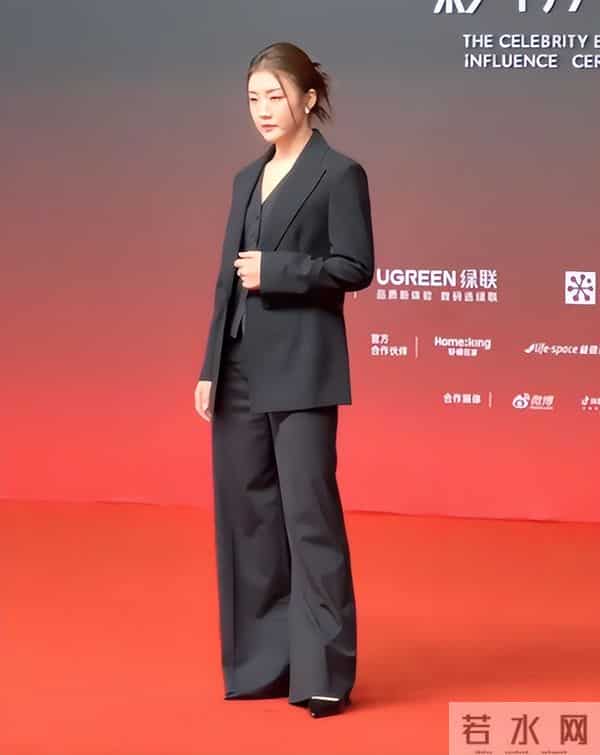 厦门红毯“见光死”，宋轶副乳尴尬，高圆圆皮松肉垮，王丽坤脸胖