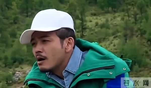 42岁杨烁断崖衰老，生图下脸黑皮松肉垮，走路弯腰驼背没霸总气场