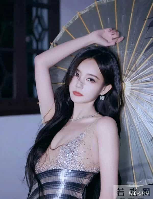 李一桐，身穿墨染礼服，性感妩媚