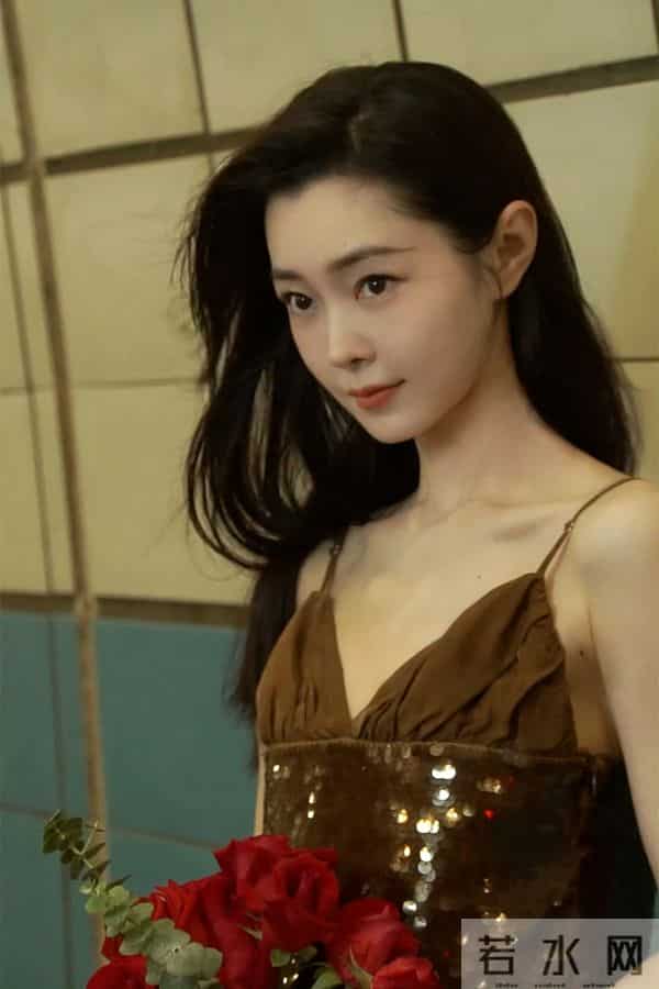 宋轶壁纸，手捧鲜花好美好灵动