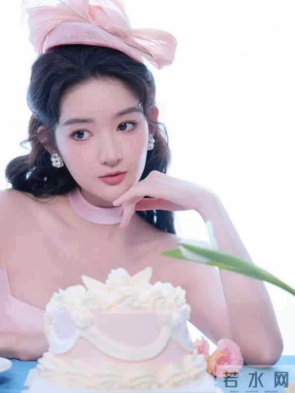 王玉雯抹胸粉粉嫩嫩