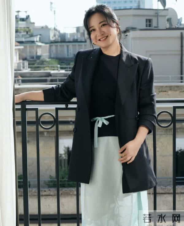 脱口秀女演员李雪琴探店吃米线，身形瘦到变样，有望成下一个贾玲