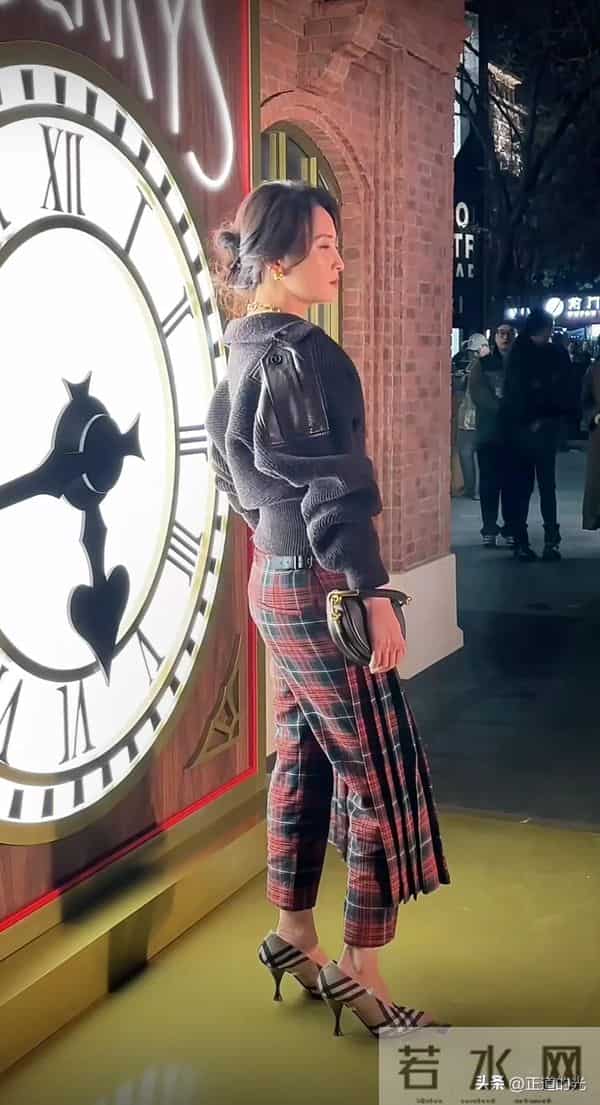 50岁蒋勤勤油光满面 皮肤粗糙 毛孔粗大 腚大肩宽显魁梧 另类一裤两穿