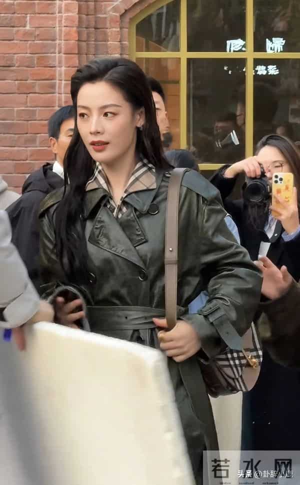 陈丽君现身北京王府井，一身绿皮风衣搭配湿发，美得毫不费力！
