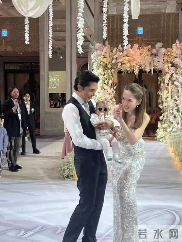 邱泽许玮甯补办婚礼，儿子亮相 长腿随爸妈，下巴和爸爸一个模子