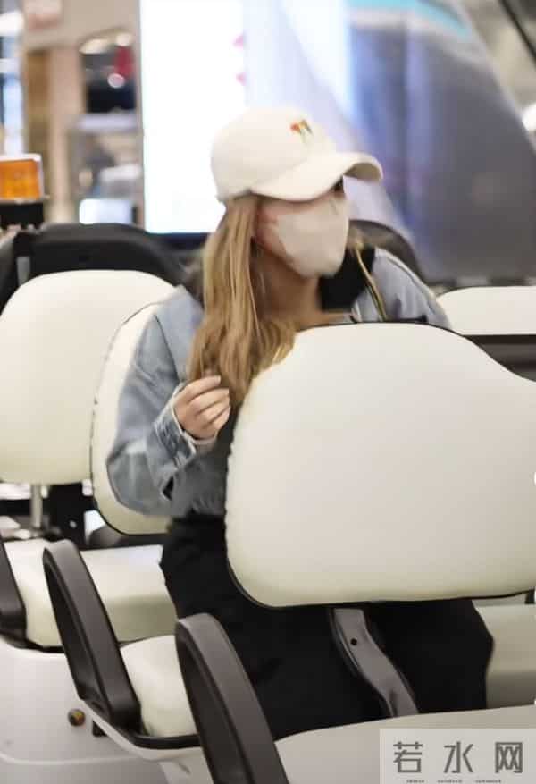 11.28刘诗雯抵达杭州，牛仔外套配帽子尽显休闲洒脱气质