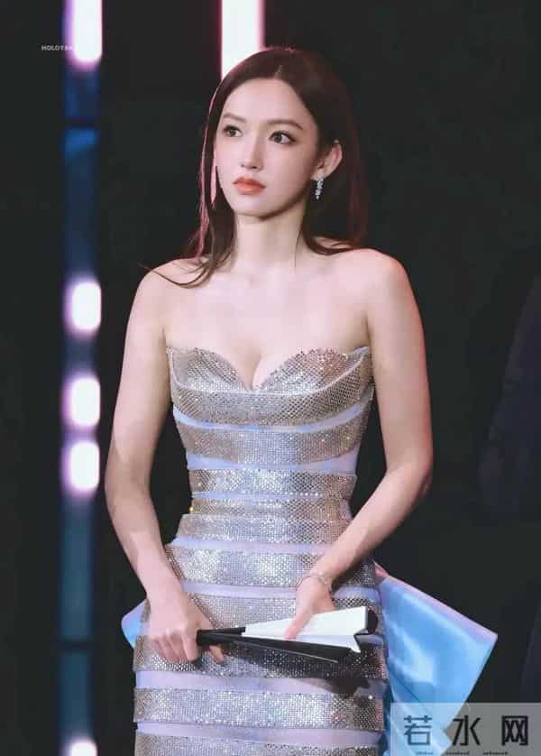 程潇抹胸礼服写真，身材太好了