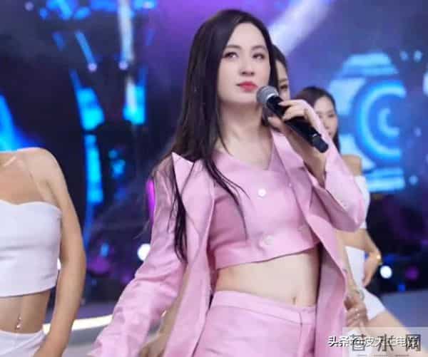 千万网红唐艺登台献唱，男观众高喊唐老鸭，中止表演要求观众道歉