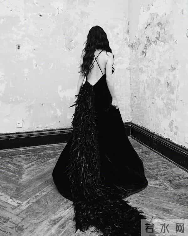 蛇蝎美人张俪终于火了 裸背骨感 身材修长曼妙 腰臀比一绝