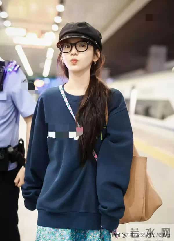 章若楠机场私服真时髦!穿藏蓝字母卫衣+印花半裙,减龄又高级!