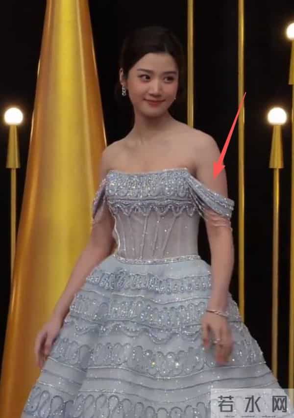 厦门红毯“见光死”，宋轶副乳尴尬，高圆圆皮松肉垮，王丽坤脸胖