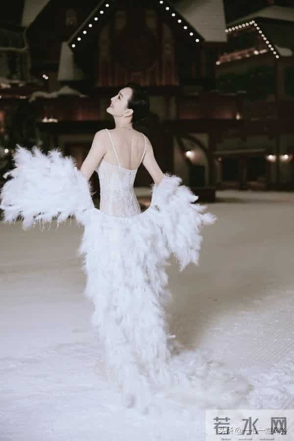 王鸥白玉兰红毯造型：冰雪精灵降临人间，美到窒息！