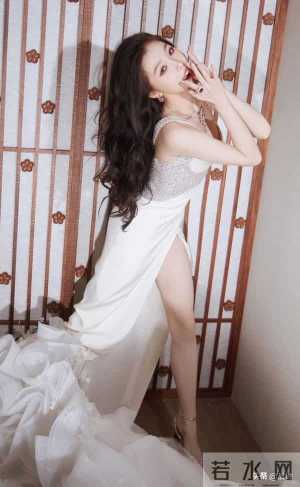虞书欣白裙钻饰造型杀疯了！甜妹娇俏感谁能顶得住