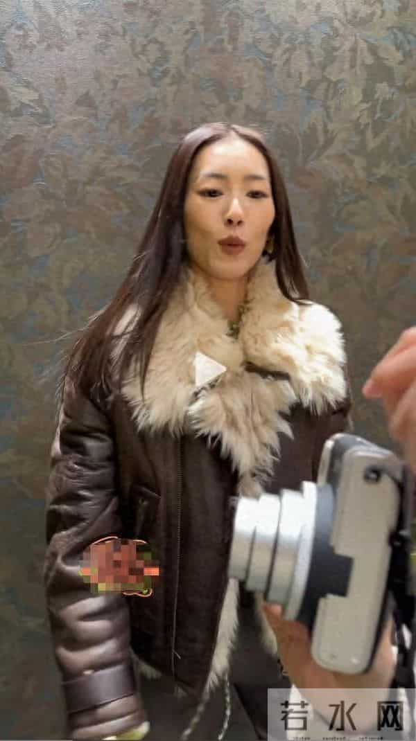 刘雯现身北京活动，深V衬衫配雨靴，扁胸扁屁股好抢眼