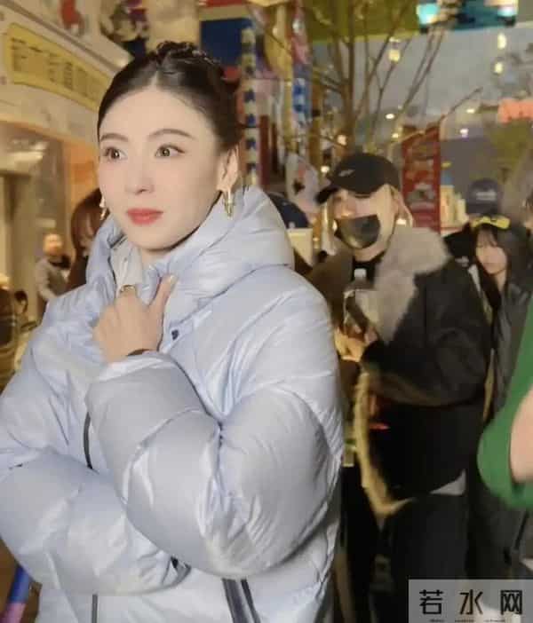 45岁张柏芝在上海街边被偶遇，穿着羽绒服，脸蛋圆润，真的好漂亮