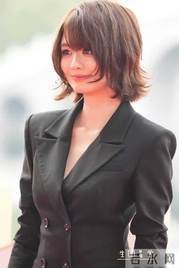 白翊汝文荣奖红毯生图，黄晓明新签艺人，脖子以下全是腿