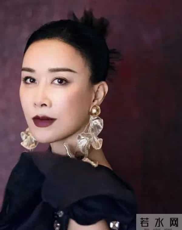 一场生日，戳穿了58岁那英的江湖地位，周深确实一个字都没说错