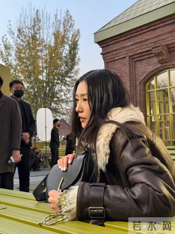 刘雯亮相线下活动，长腿成焦点，网友直呼“恐高”！