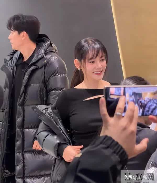 秋瓷炫剪刘海年轻20岁 韩女不怕冷 冬天也光腿 人气超高 于晓光成陪衬