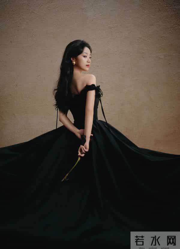 女明星，王小亿 黑色抹胸长裙衬得雪白香肩，很难不心动