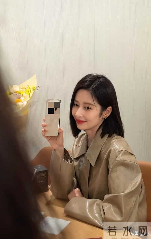 36岁颖儿现身上海，穿着小短裙，露出两条美腿，身材看起来真苗条